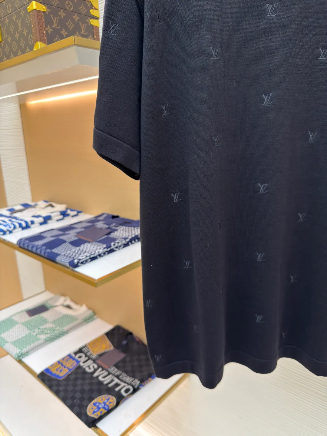 LOUIS VUITTON full-width embroidered knitted short-sleeve ●Authentic product: purchased and developed for 11400 ●Item number: 1680375-A75 ●Fabric: blended yarn fabric ●Technology: full-width embroidery production ●Version: fitted version ●Weight: about 345 grams ●Size: XS-S-M-L ●Description: Made of blended yarn, the composition is 95% cotton, 5% spandex. This fabric uses spun yarn, which is a must-have material for summer knitted short-sleeves. The cotton upper body has a more three-dimensional effect and good ventilation. The polyester material allows the clothes to remain elastic after being worn for a long time. This embroidery uses full-width computer-positioned embroidery. The 10 rows of embroidery on the front and back are consistent with the original version. The entire garment is embroidered with about 80 stitches and about 12,000 stitches. The embroidery is aligned diagonally up and down across the entire width. This crew-neck shirt is designed with sleek lines and full-scale embroidery depicting the LV Blason pattern. It can be easily integrated into casual or formal looks, making it a classic choice during the changing seasons. The overall color is consistent with no color difference. It can be matched with the same style to create a fashionable look, and can be used in various occasions. Customized accessories, complete with three standards, the same style for men and women!